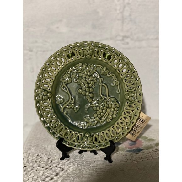 Hosley Potteries Green Grape Plate Pierced Rim, Vintage Majolica 8" Plate, Green - Picture 9 of 9